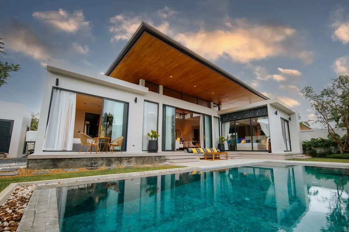 Poolside bedroom wing