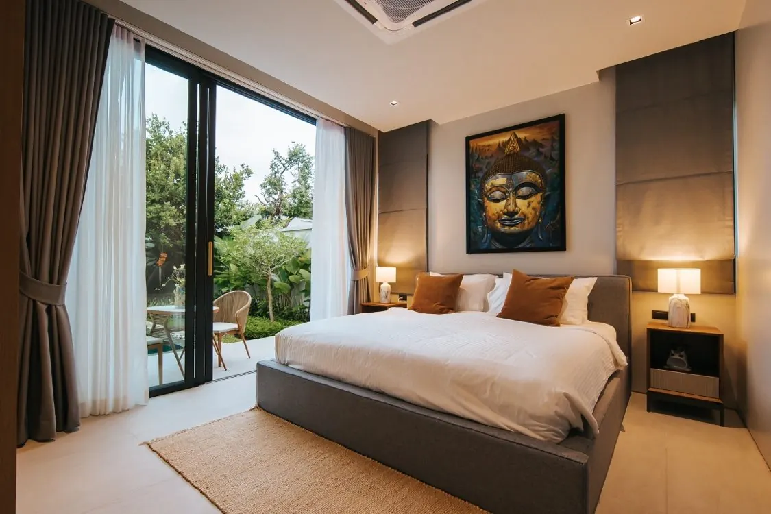 Bedroom with garden view