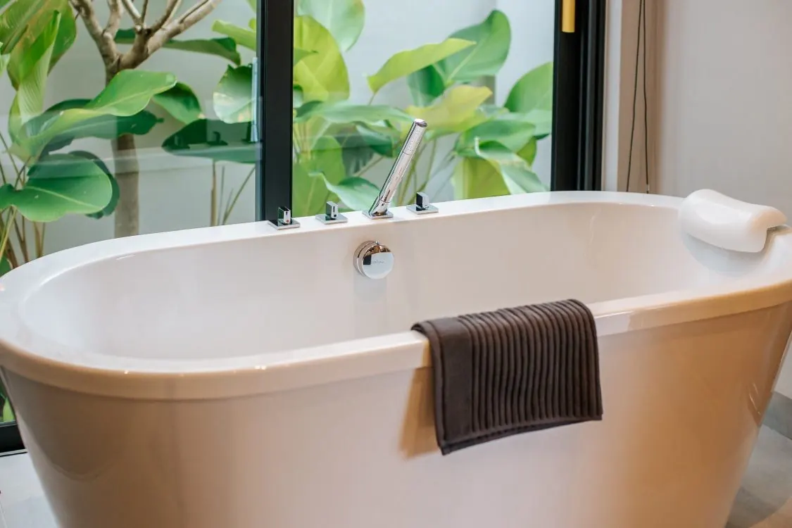 Freestanding soaking tub